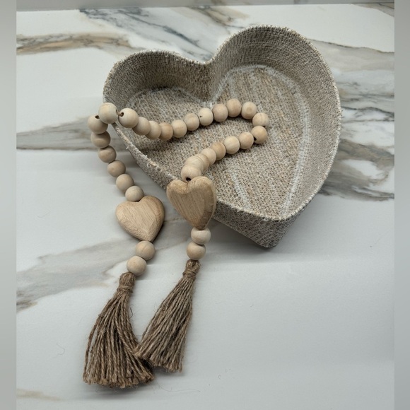 Woven wicker heart basket with wooden beads - Picture 8 of 8